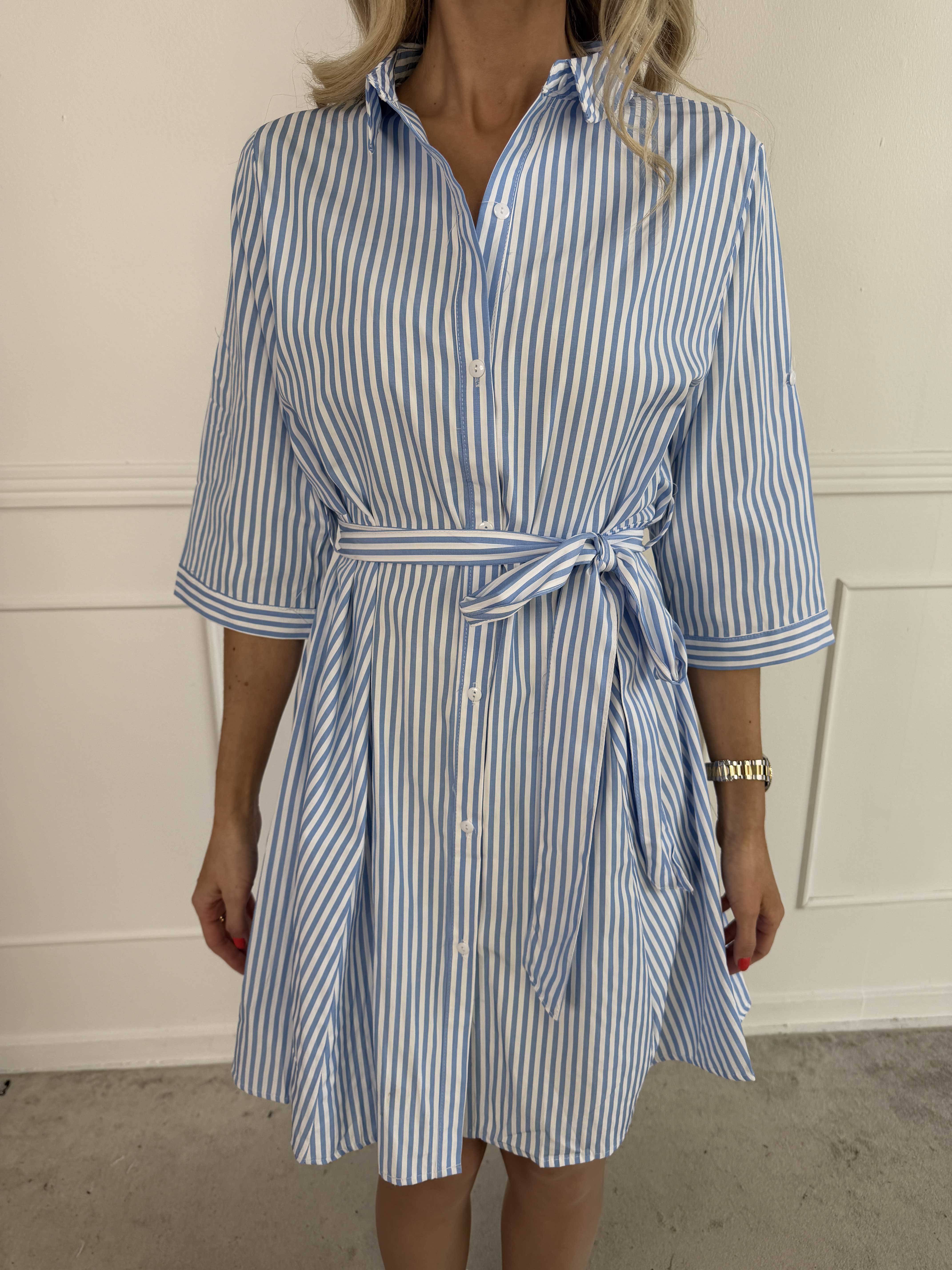 Hilma - Stribet skjortekjole i a-facon med bindebånd i livet